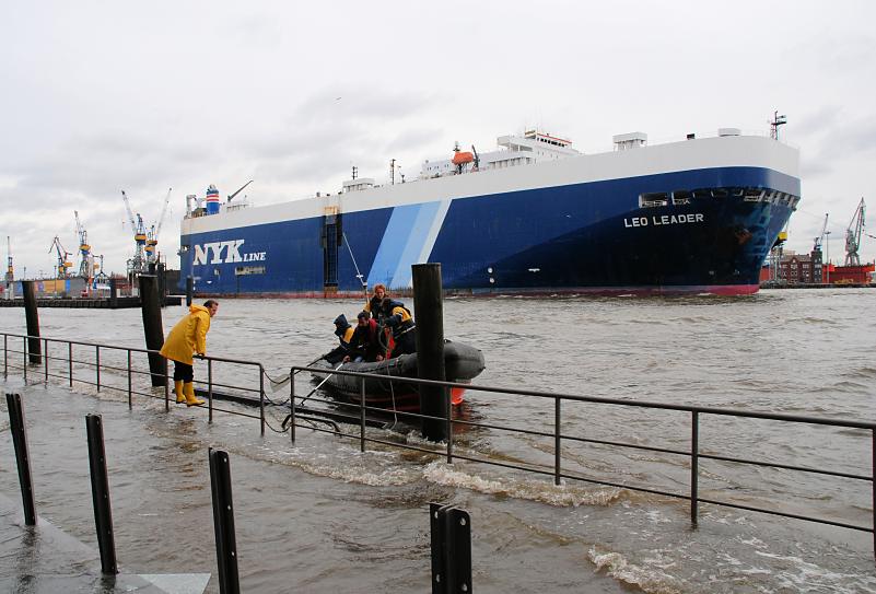 3034_1437 Schlauchboot am überfluteten Hafenkai im Altonaer Hafen. | Hochwasser in Hamburg - Sturmflut.